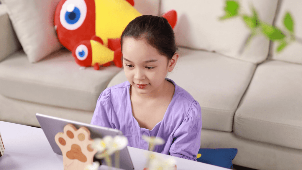 Con có một nền tảng về từ vựng và ngữ âm chuẩn từ đầu