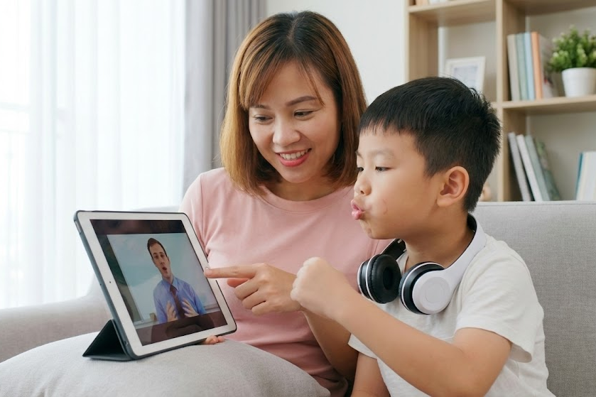 Luyện nói mô phỏng dựa trên khả năng bắt chước tự nhiên của trẻ. 
