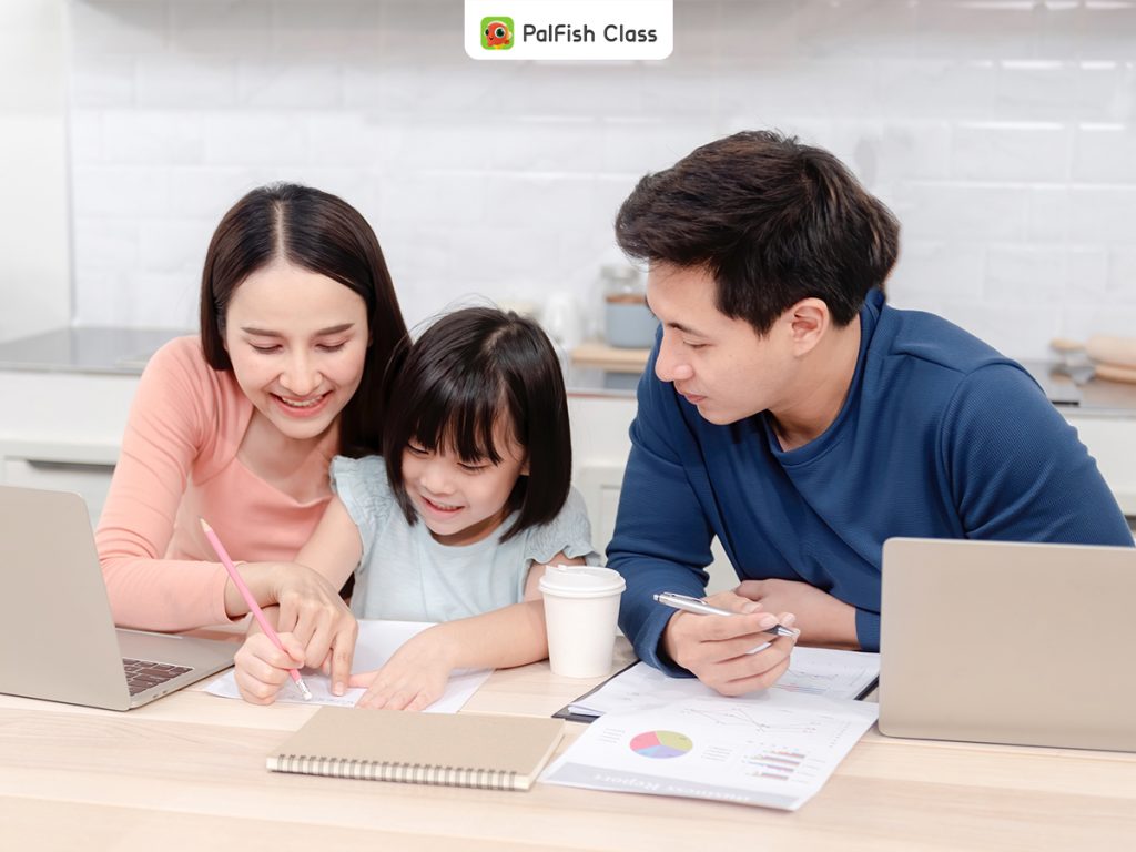 Phụ huynh trò chuyện cùng con trước khi quyết định độ tuổi học tiếng Anh