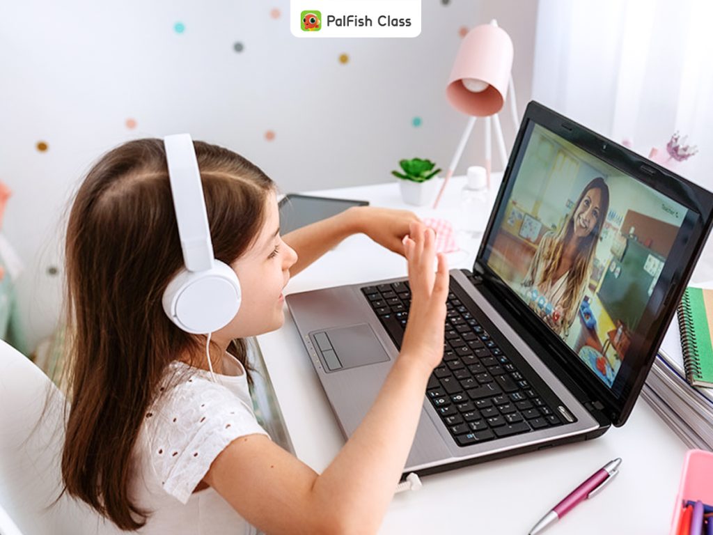 Bé vui vẻ sau buổi học thử trả lời câu hỏi bé mấy tuổi thì học tiếng Anh được